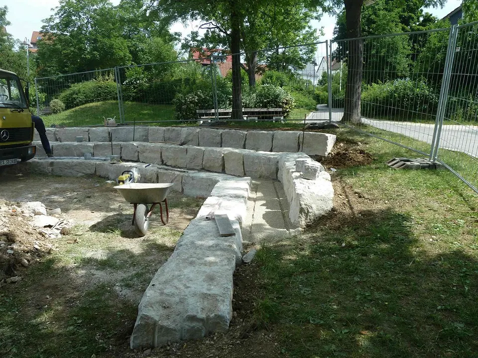 Natursteinmauer im Bau