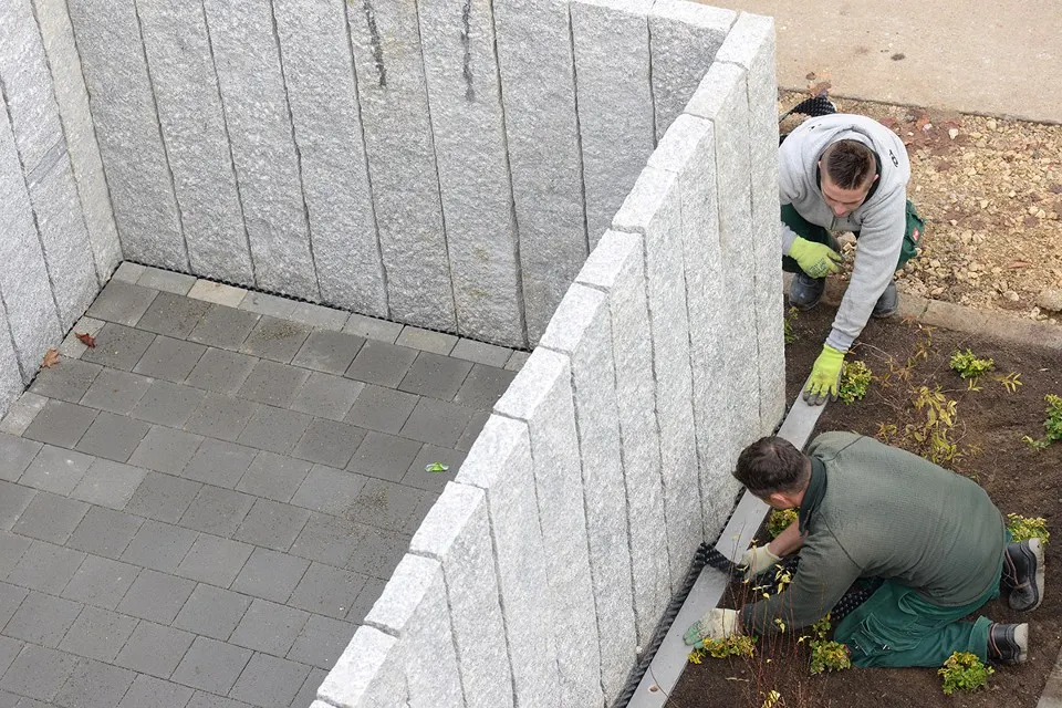 Baumpflanzung & Steingestaltung
